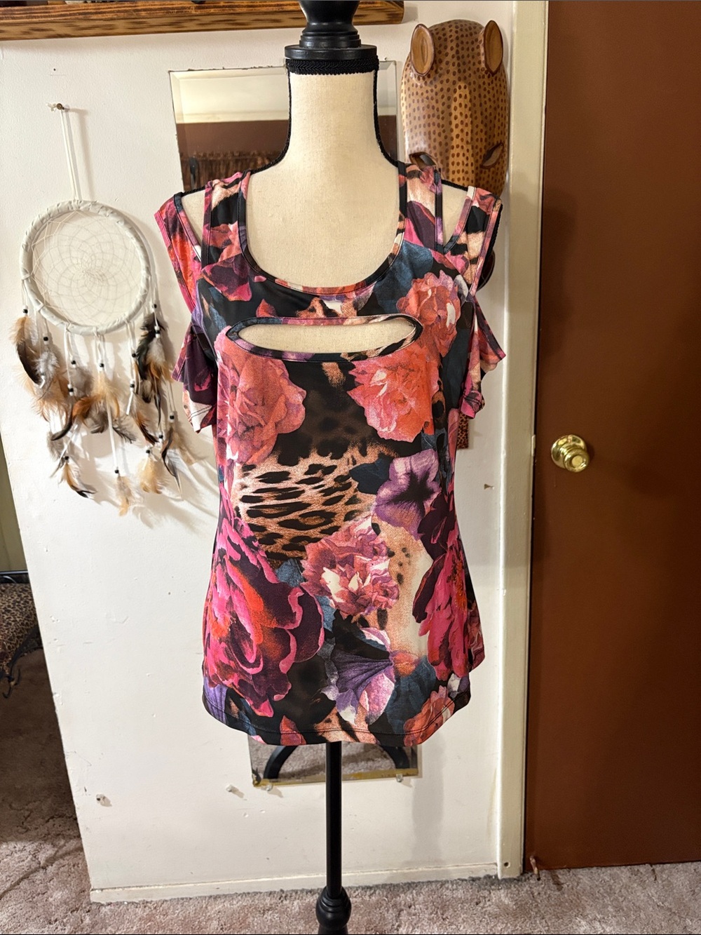 VENUS Floral & Animal-Print Cutout Short Sleeve Top in Pink and Black